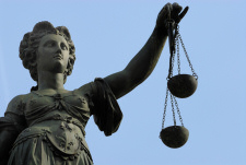 Eine Rechtsschutzversicherung trgt die Kosten bei erfolgversprechenden Rechtsstreitigkeiten.
